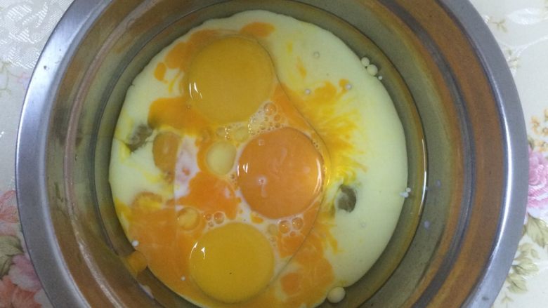 微波棉花牛奶蛋糕,全蛋＋蛋黄＋<a style='color:red;display:inline-block;' href='/shicai/ 219'>牛奶</a>＋<a style='color:red;display:inline-block;' href='/shicai/ 846'>色拉油</a>，搅拌均匀无颗粒