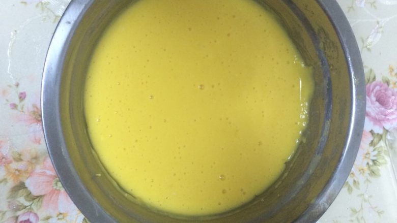 微波棉花牛奶蛋糕,筛入<a style='color:red;display:inline-block;' href='/shicai/ 519'>面粉</a>，搅拌均匀无颗粒，放一边备用。