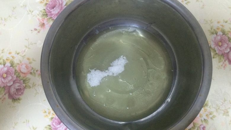 微波棉花牛奶蛋糕,蛋清加入<a style='color:red;display:inline-block;' href='/shicai/ 869'>白砂糖</a>搅拌均匀