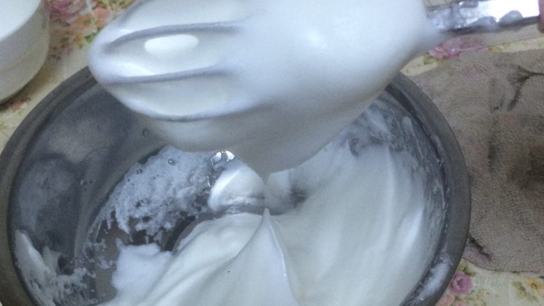 微波棉花牛奶蛋糕,搅拌到提起有小尖，可以挂在打蛋器上。