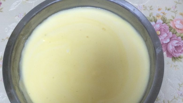 微波棉花牛奶蛋糕,将另三分一蛋清糊放入蛋黄糊，炒菜方法搅拌均匀，最后的三分一蛋清糊同样放入搅拌均匀