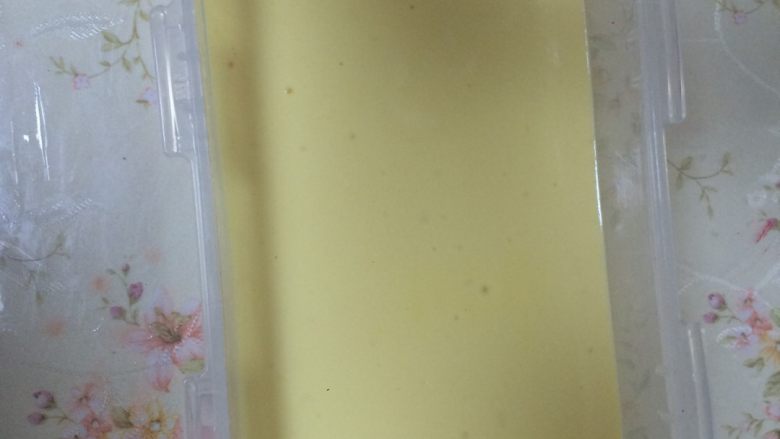 微波棉花牛奶蛋糕,模具上扫上油，将蛋糊倒入模具，