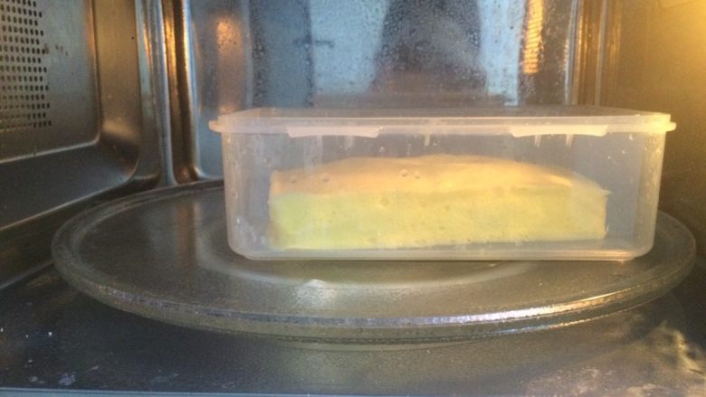 微波棉花牛奶蛋糕,放入微波炉叮3分钟