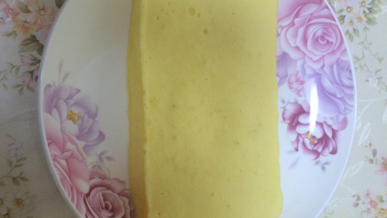 微波棉花牛奶蛋糕,完成后倒扣把蛋糕拿岀来，将四边切平，棉花蛋糕就完成了。*这份量可做二片蛋糕，可留给做夹心蛋糕