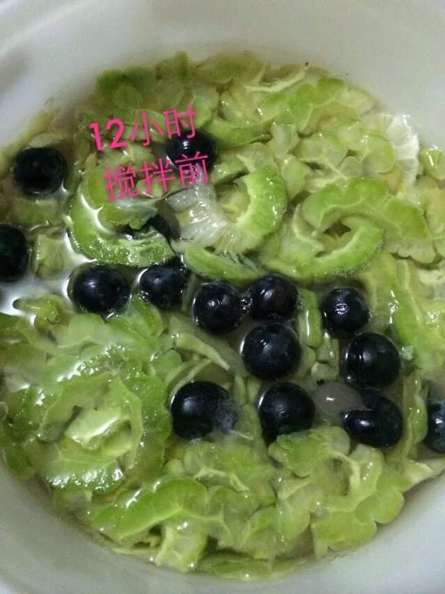 苦瓜野葡萄柠檬酵素,12小时后每天搅拌2-3次,把浮在表层的食材轻轻用搅拌勺往下按,让食材充分浸泡在液体当中,使之发酵更加充分