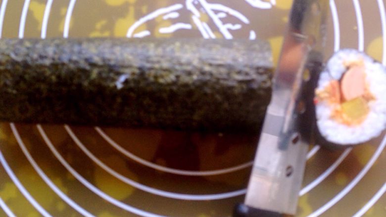 简易寿司,切块,大概一指左右。
