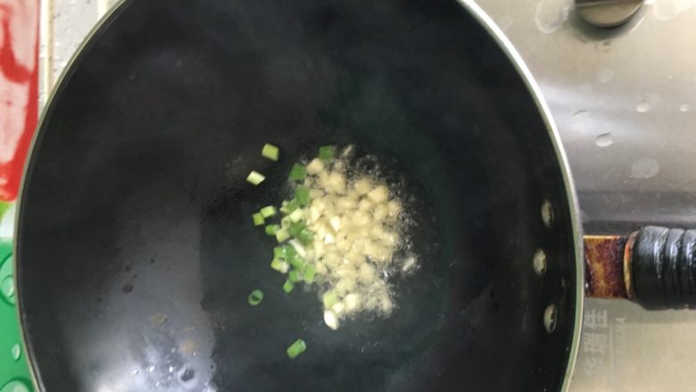 什锦西兰花,油锅热了下葱蒜爆香