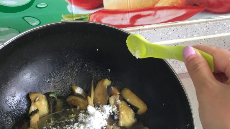 咖喱椰粉虾酱茄片,加适量水烧十分钟左右把茄子烧熟,放少许糖,椰粉