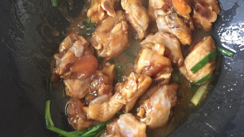 红烧鸡翅,再倒入鸡肉大火炒