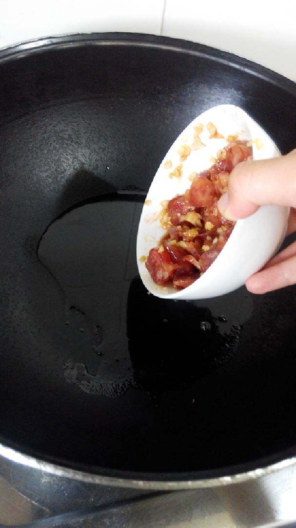 腊肠生菜包,在锅里炒熟,备用