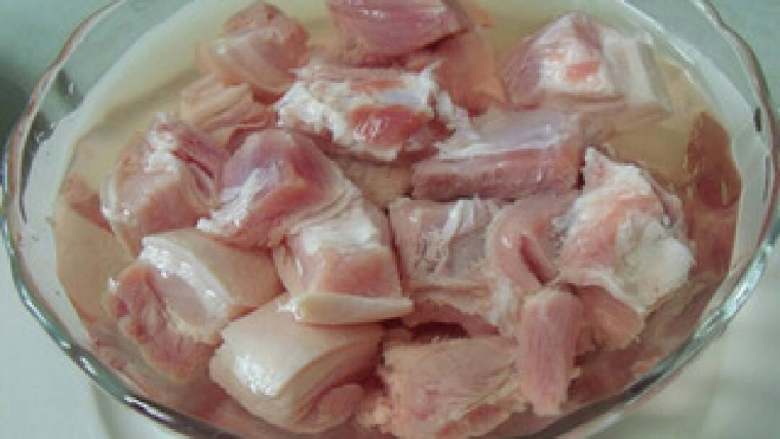 香嫩红烧肉,五花肉过水后切块   