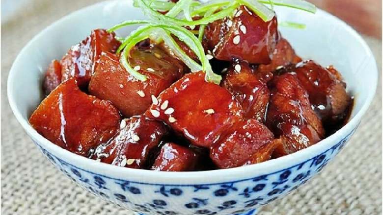 香嫩红烧肉,
大火煮开后转小火焖，我用的是电炒锅和砂锅🍲，时间比较久，用煤气炉焖的话大概十五-二十分钟左右，然后再把肉反过来，肉皮朝上，在焖一会，看着不要煮干水了