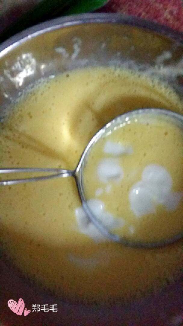 酸奶蛋糕🎂,把蛋黄和蛋清分两个碗操作。蛋黄的碗加酸奶搅拌。