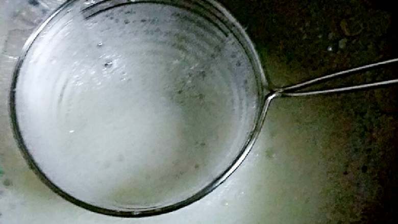 酸奶蛋糕🎂,蛋清的碗，持续搅拌，第一次出泡加一勺糖