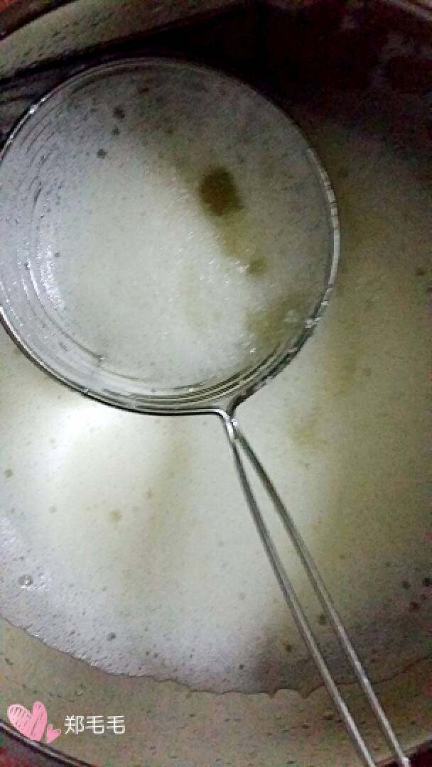 酸奶蛋糕🎂,黄液消失再放一勺糖。就这样放3-5勺即可。