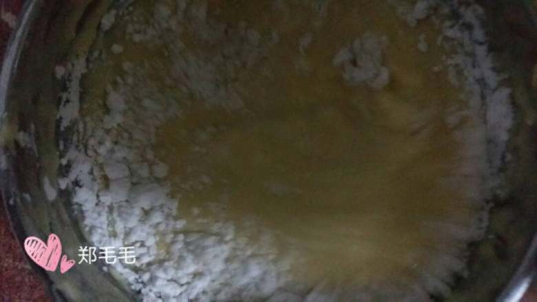 酸奶蛋糕🎂,蛋黄的碗先放低筋面粉半袋，搅拌下，再放适当的<a style='color:red;display:inline-block;' href='/shicai/ 512'>玉米淀粉</a>，继续搅拌，再下一点盐。