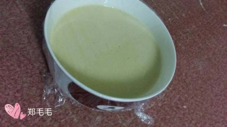 酸奶蛋糕🎂,搅拌好了放五分钟，倒在模具里，震几下，把泡泡震没。封上保鲜膜。