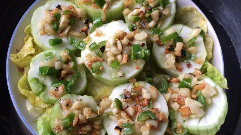 出水芙蓉,<a style='color:red;display:inline-block;' href='/shicai/ 113'>大白菜</a>，最好取白杆切成菱形，<a style='color:red;display:inline-block;' href='/shicai/ 845'>高汤</a>煨煮加盐入味，注意不要太咸，保留原有清甜。入味后铺于盘底摆成花瓣状。这次做时只剩菜叶，视觉效果会差些。而且盘子也太小了，结果花瓣没掉了——b