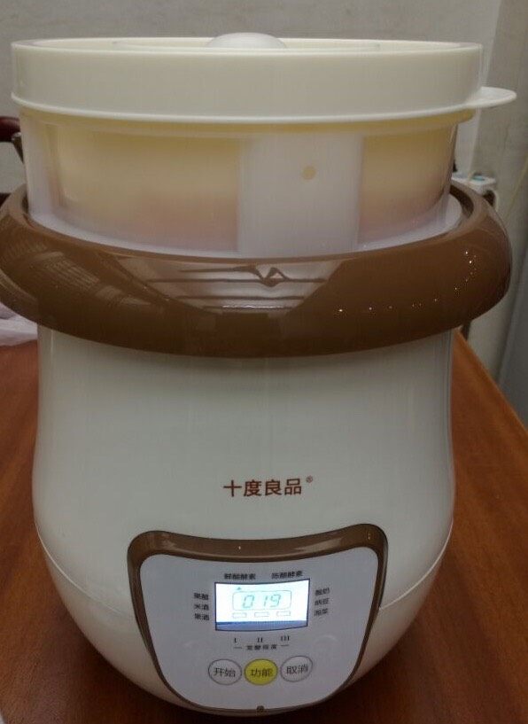 人参果苹果酵素,把桶盖盖好,放进已灭菌机体中,功能选择鲜酿酵素,然后按开机(如果室温超过30度,放进机体前,请按照机体最佳加水量的刻度线来开水)