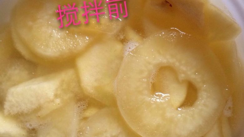 人参果苹果酵素,12小时后每天搅拌2-3次,酵素桶表面起了一些泡泡,把浮在表层的食材轻轻用搅拌勺往下按,让食材充分浸泡在液体当中,使之发酵更加充分