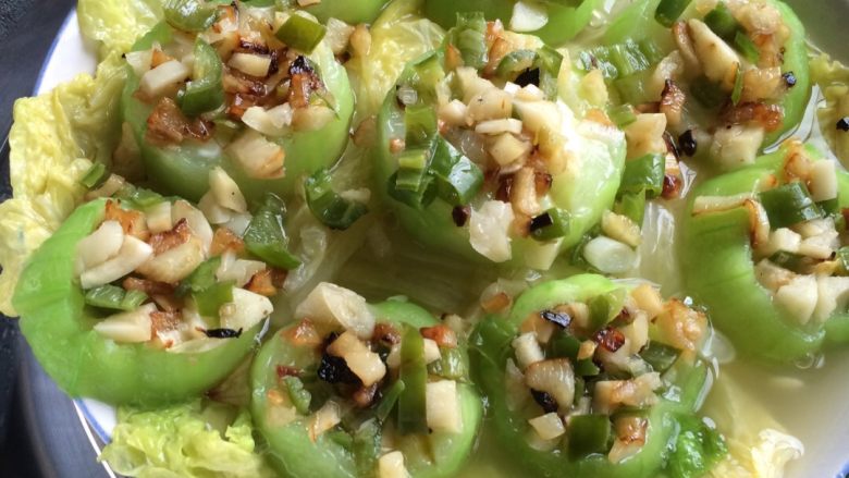 出水芙蓉,把炒好调好味的金银蒜蓉适量铺于丝瓜上。姜丝插在丝瓜中间，不爱吃的可以不放。摆好后隔水蒸5分钟左右即可。这次做时怕菜凉了，关火后多焖了一会儿，丝瓜有点偏软了。