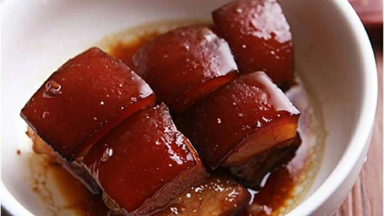 香嫩红烧肉,
如果喜欢颜色深点可以加入<a style='color:red;display:inline-block;' href='/shicai/ 762'>老抽</a>调色，焖好后转入高压锅内炖半个小时，重口味点的可以加入香叶和八角，红枣几粒