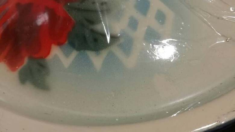 醪糟小汤圆,上盖子,避光,封第二层保鲜膜。用漂亮的小毛毯把他包住,平放。