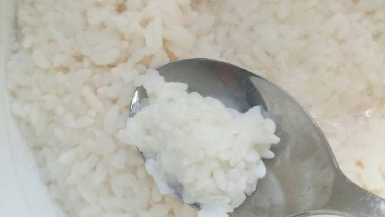 醪糟小汤圆,口感又糯又甜,直接吃也可以,很好吃了。