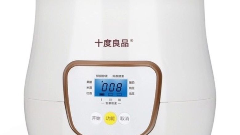 凯特芒百香果酵素,开机预热、净化空气,提前一小时接通酵素机机体电源,启动空气净化灭菌功能(酵素机底部用手触摸,会感受到有空气流出)