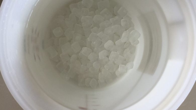 凯特芒百香果酵素,加水溶糖,用电子称称400g<a style='color:red;display:inline-block;' href='/shicai/ 866'>冰糖</a>,加入装有3L纯净水的酵素桶内,溶解待用