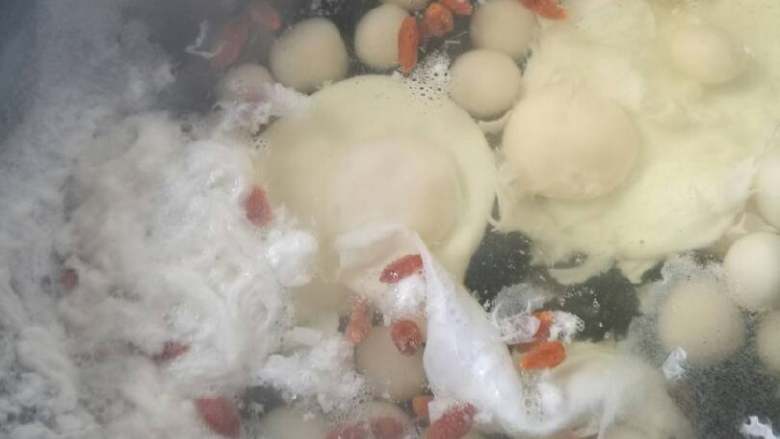 醪糟小汤圆,下荷包蛋,将上面的泡沫撇出再放枸杞
我👿