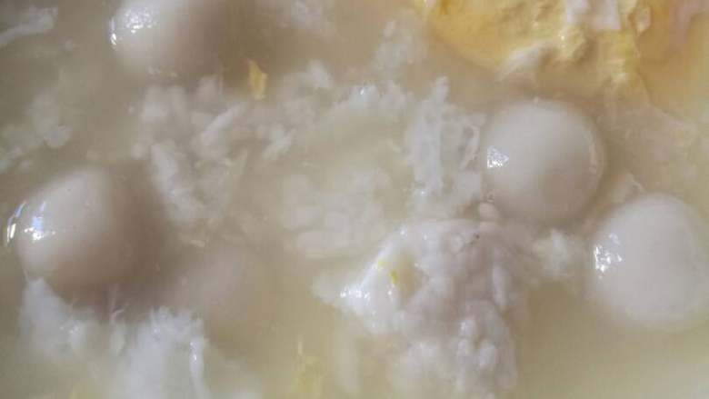 醪糟小汤圆,下醪糟,捣成小块,加糖。出锅。