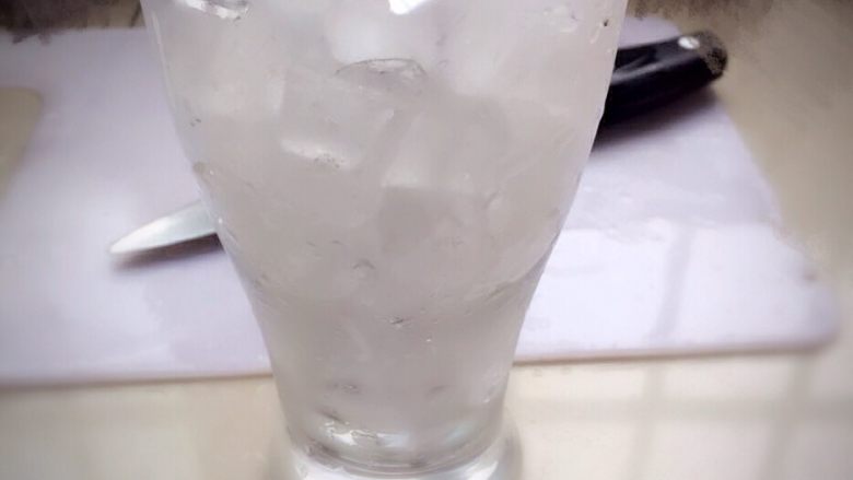 夏日冰爽蔬果汁,第三步:取一杯提前备好的小冰块,半杯凉矿泉水或白开水。
