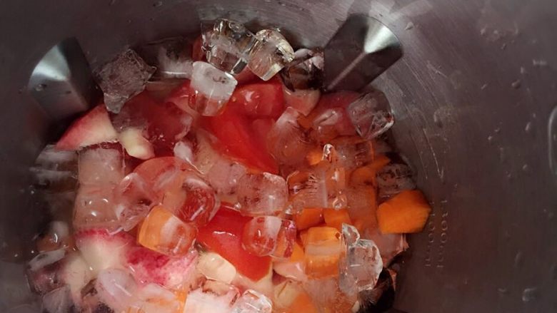 夏日冰爽蔬果汁,第四步:切好的水果倒进果汁机再倒入冰块和水,待打好。