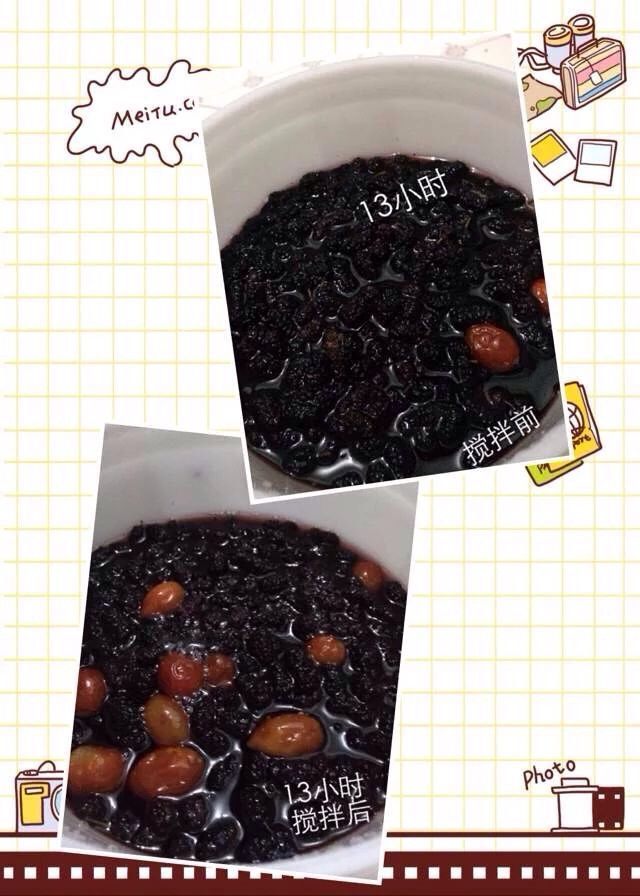 桑葚樱桃酵素,12小时后每天搅拌2-3次,把浮在表层的食材轻轻用搅拌勺往下按,让食材充分浸泡在液体当中,使之发酵更加充分