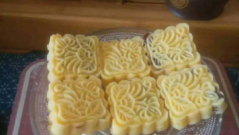 豆馅绿豆糕,蒸好绿豆后,用所能利用的工具将绿豆按压成泥