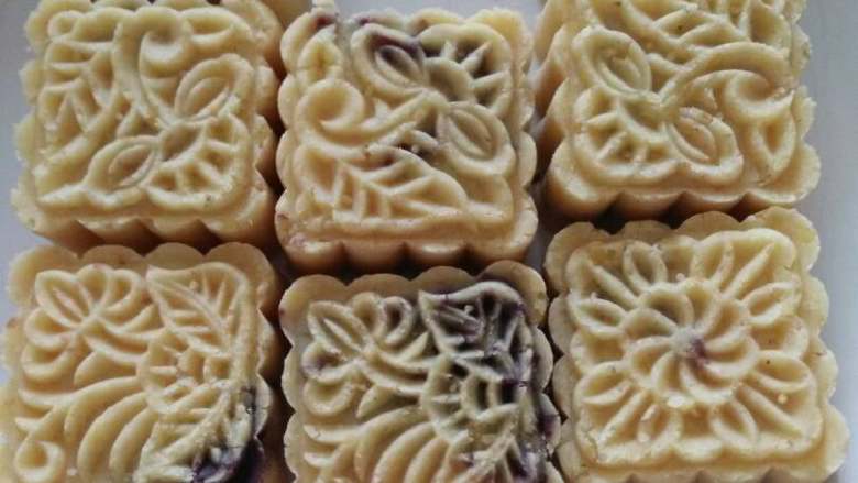 豆馅绿豆糕,最后,将成团的绿豆搓成汤圆状放入豆沙进入模具,最后脱模完成!!