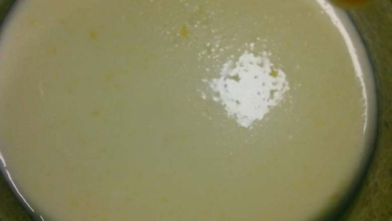 #木瓜牛奶冻#作业,吉利丁片隔水融化,再加入牛奶里拌匀,放凉。