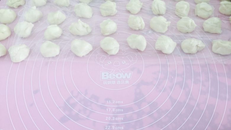 豆沙蛋黄一口酥,取出冷藏好的油皮和油酥,分别揉成20个小面剂
