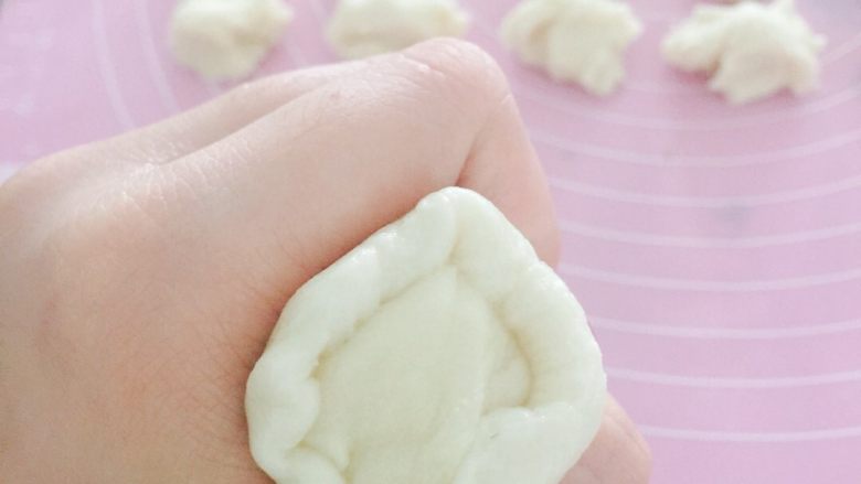 豆沙蛋黄一口酥,擀平油皮面剂将油酥面剂包好收口收紧朝下放置