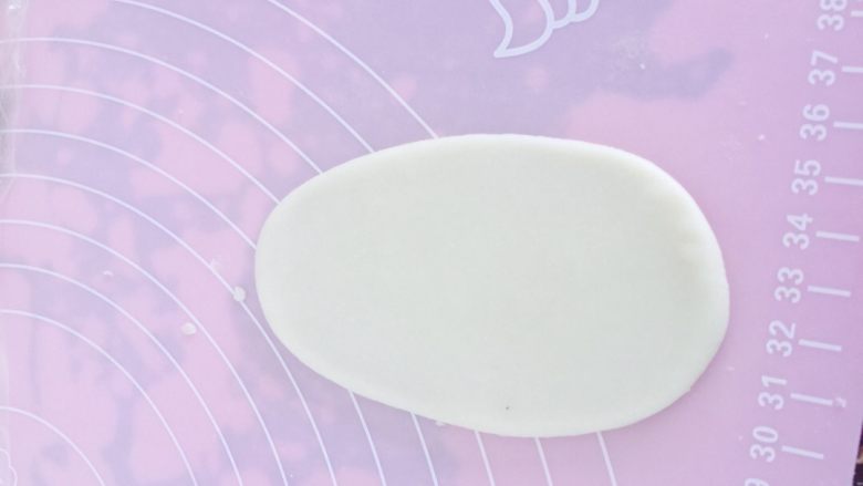 豆沙蛋黄一口酥,将包好的面剂擀成牛舌状