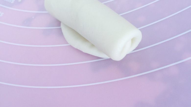 豆沙蛋黄一口酥,由上至下卷起面皮