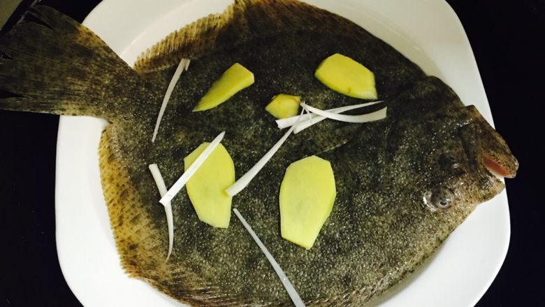 清蒸多宝鱼,🎣鍋內燒開水,把多寶魚蒸10分鐘左右
