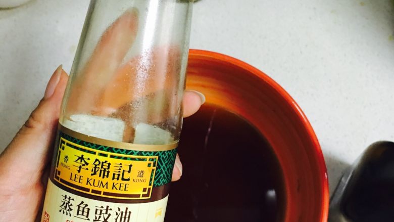 清蒸多宝鱼,🎣蒸魚鼓油加鮮味汁加少許水配湯汁備用,