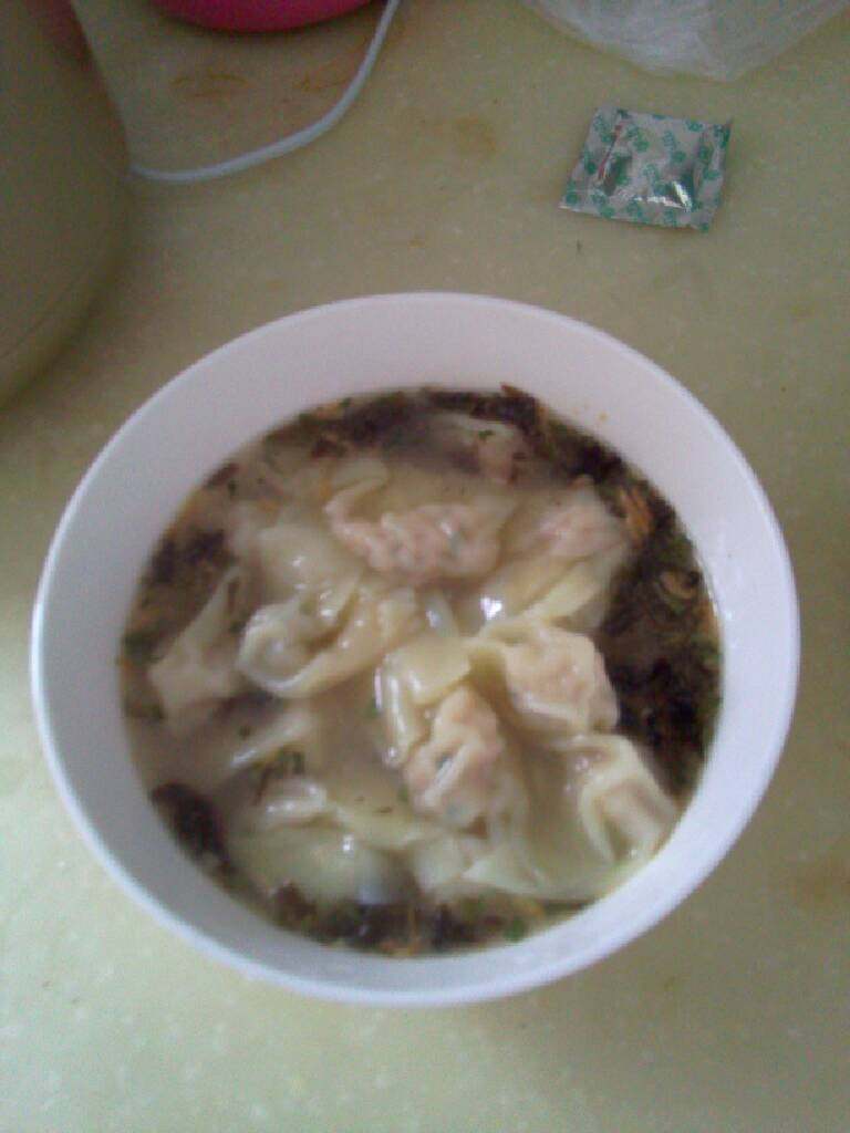 煮馄饨。, 把速食排骨汤冲好。将烧好的馄饨,到入汤中。