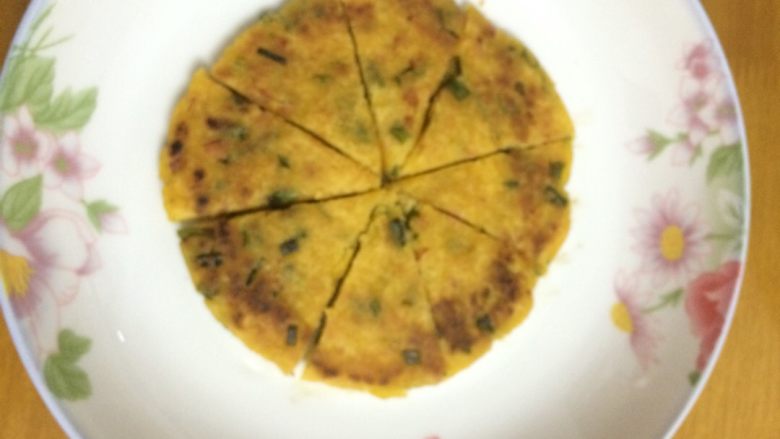 玉米粉煎饼,用刀对面切,切成八小块