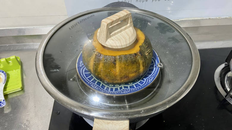 南瓜蒸蛋,继续中火蒸20分钟,关火焖5分钟即可