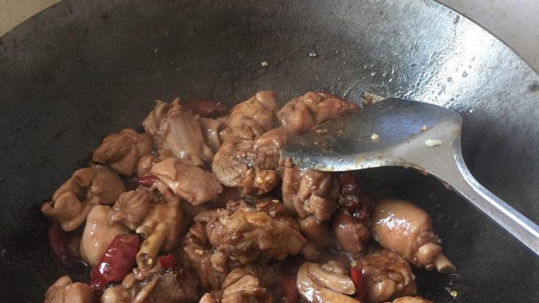 黄焖鸡米饭,添加适量食用油,油热后加入<a style='color:red;display:inline-block;' href='/shicai/ 700'>花椒</a><a style='color:red;display:inline-block;' href='/shicai/ 695'>八角</a>干辣椒等大料进行翻炒,炒出香味后关小火盛出(可省略把<a style='color:red;display:inline-block;' href='/shicai/ 189983'>调料</a>盛出)。加入葱姜蒜末爆香,加入腌制好的鸡块翻炒。之前腌制已经加过生抽老抽等<a style='color:red;display:inline-block;' href='/shicai/ 189983'>调料</a>,可以不加,也可以按照个人口味添加。