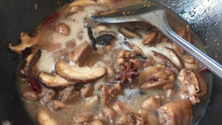 黄焖鸡米饭,翻炒片刻,加入温水(凉水会让肉质变硬),放入香菇,适量的盐。也可以加入少量的白糖提味。