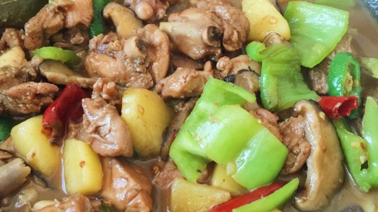 黄焖鸡米饭,闷炖15分钟左右以后,加入土豆块继续焖炖,直到土豆炖熟。汤汁如果太多,可大火收汁。快出锅时,加入<a style='color:red;display:inline-block;' href='/shicai/ 61'>青椒</a>翻炒片刻,就可以了。